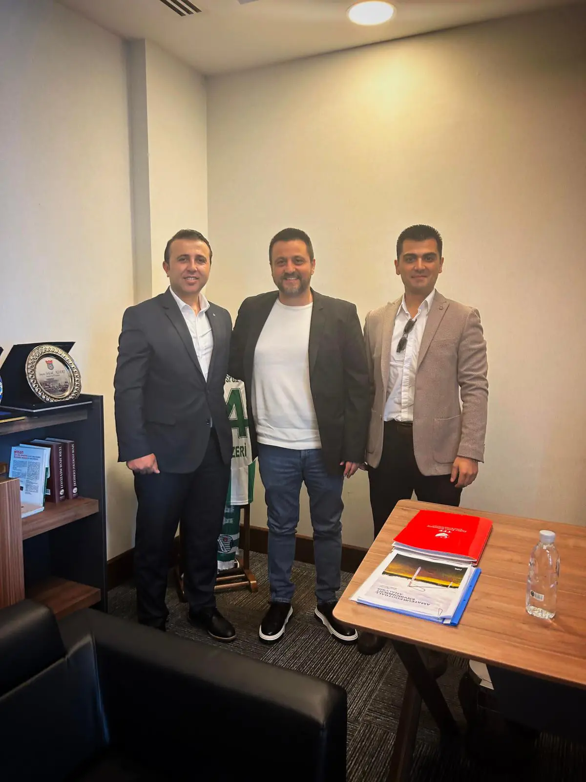 Amatör sezon öncesinde camiamızın ihtiyaçlarını hassasiyetle ele almak üzere, Türkiye Futbol Federasyonu Amatör İşler Kurulu Başkanı Sn. Selçuk AZERİ ile; TFFHGD İstanbul Şubesi Başkanımız İle görüştük.